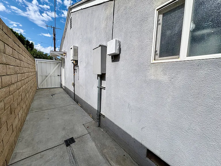 18634 Welby Way — Photo 15