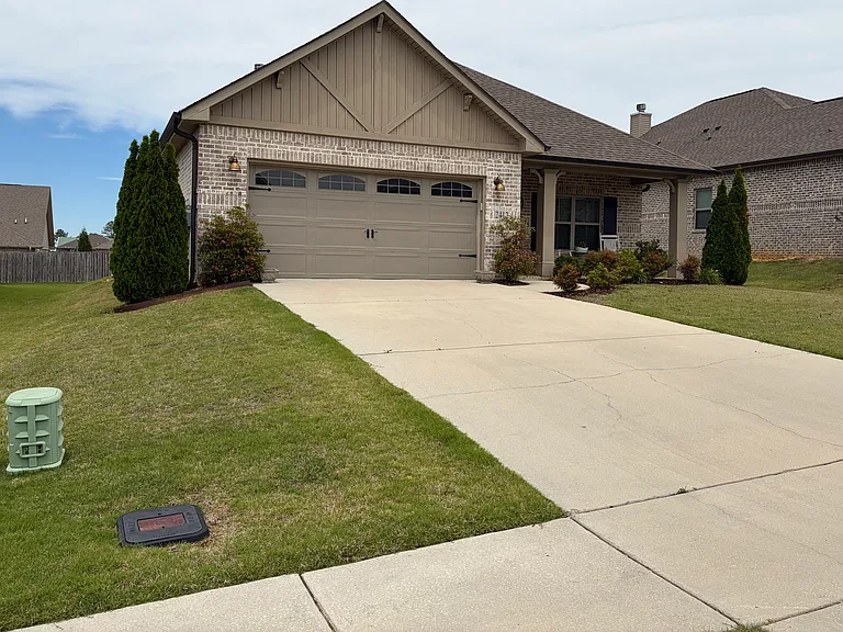 2412 Celia Ct SW — Photo 2