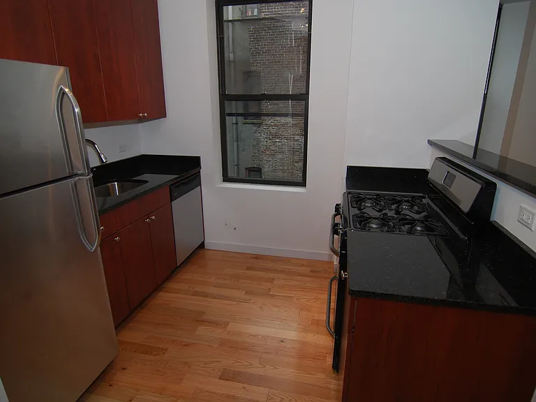 76 Pinehurst Ave — Photo 6