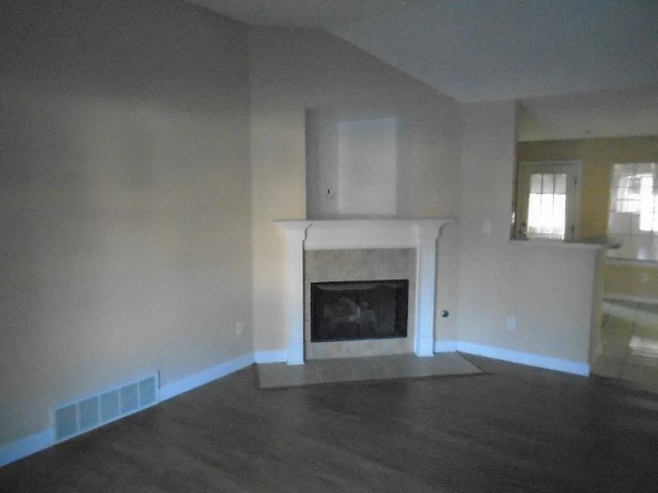 3 bed, 1300 sqft, $1,800 — Photo 3