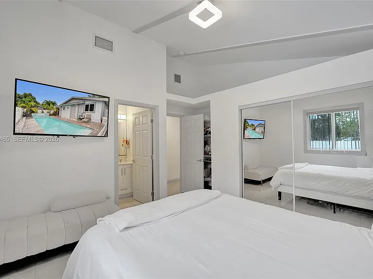 4541 SW 26th Ter — Photo 38