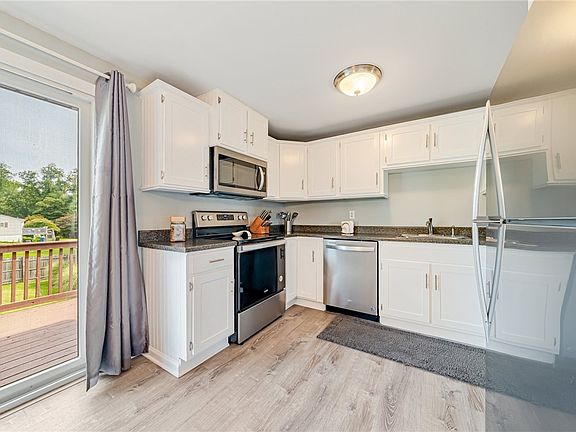 5th image of 215 Eleanor Dr