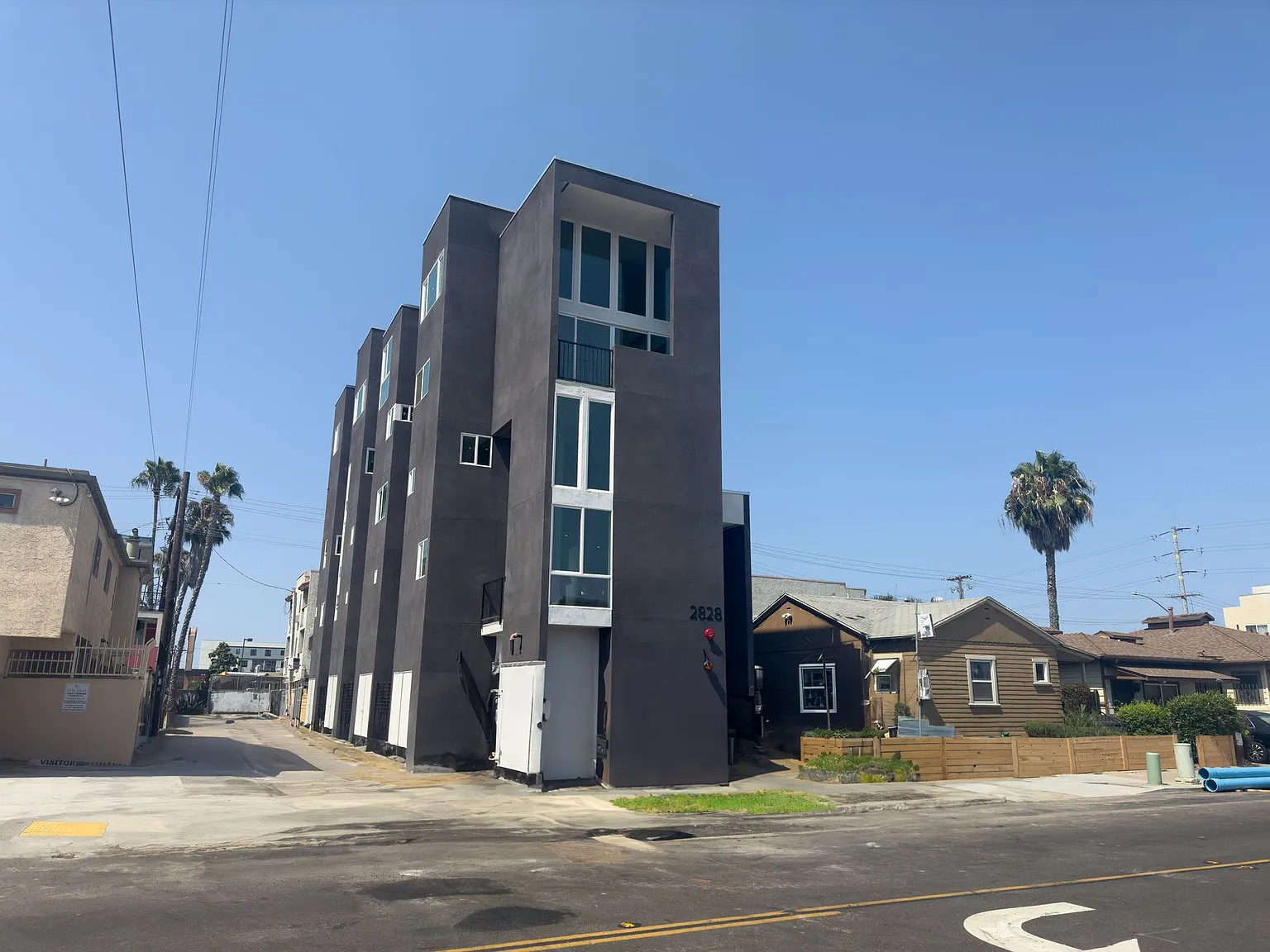 2828 Howard Ave — Photo 4
