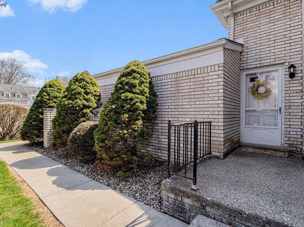 156 Stratford Ln, Rochester Hills, MI 48309