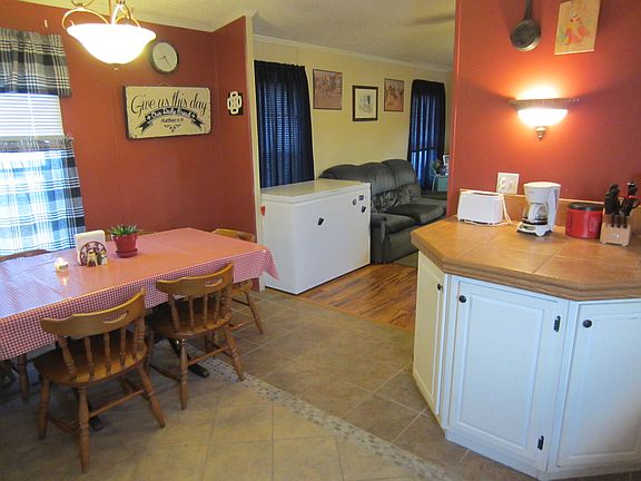 Kitchen & Dining