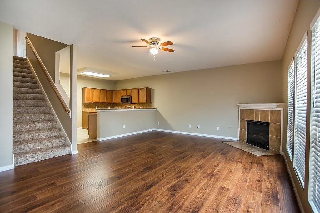 4 bed, 2.5 bath, 3143 sqft, $2,550 — Photo 2