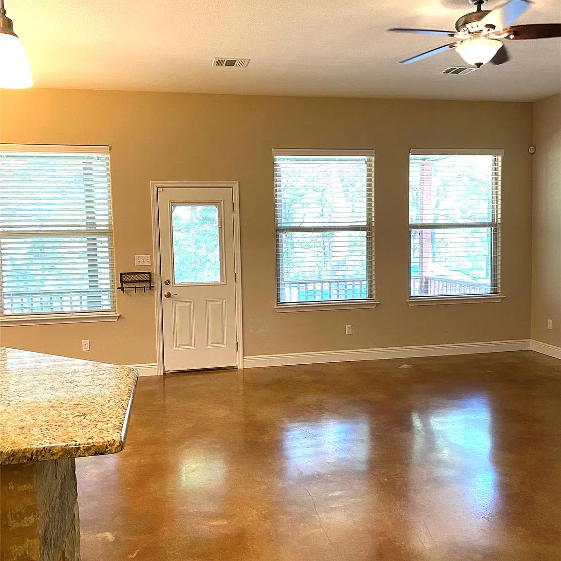 3 bed, 2.0 bath, 1632 sqft, $2,395 — Photo 4