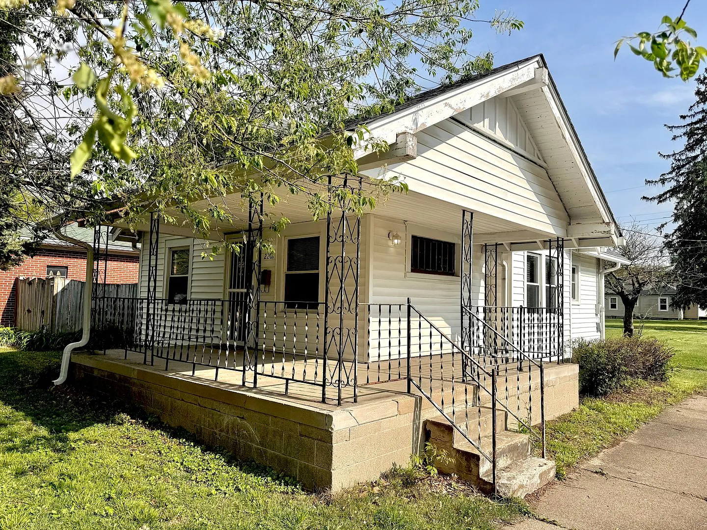 Charming 2 Bedroom 1 Bath House — Photo 2