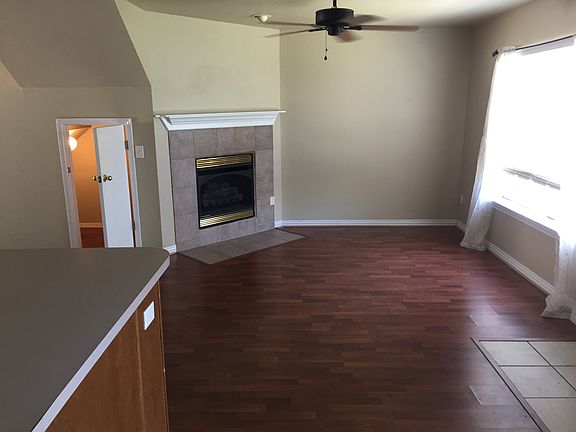 2nd image of 811 W Peachtree Dr