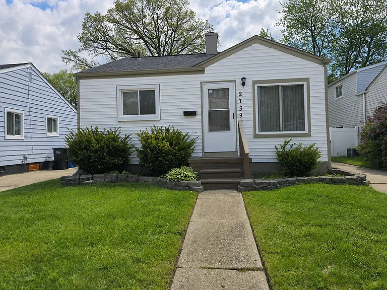 27392 Osmun St — Photo 1
