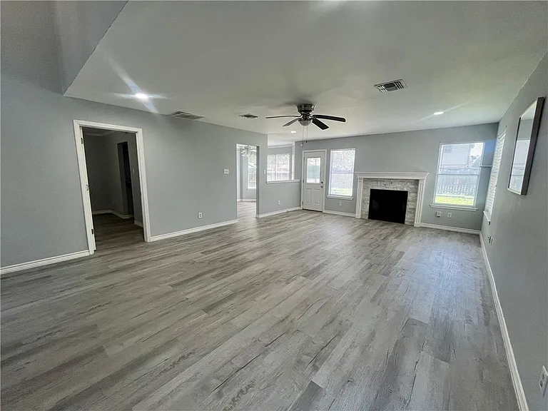3034 Twin Creek Dr — Photo 4
