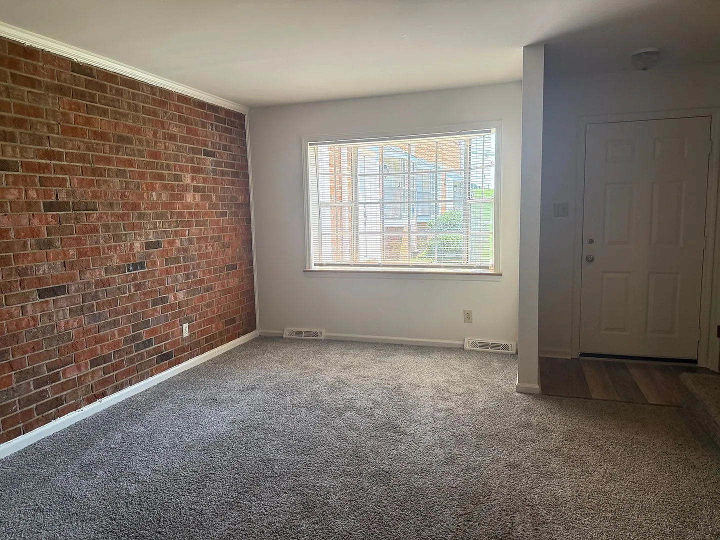 Adorable 2 Bedroom Convenient To I-29, Shopping & More! Move In Special!! — Photo 4