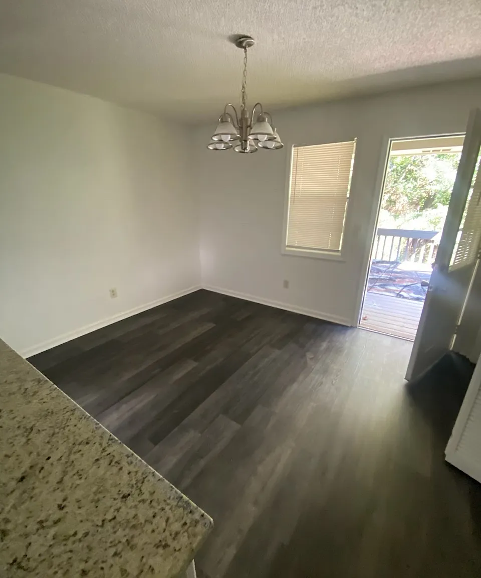 501 Oakwood Dr — Photo 2