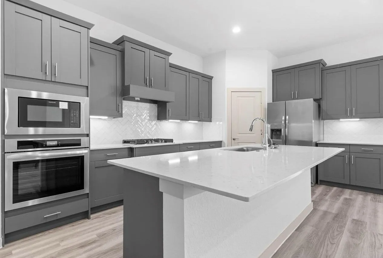4 bed, 2.5 bath, 2385 sqft, $3,000 — Photo 3