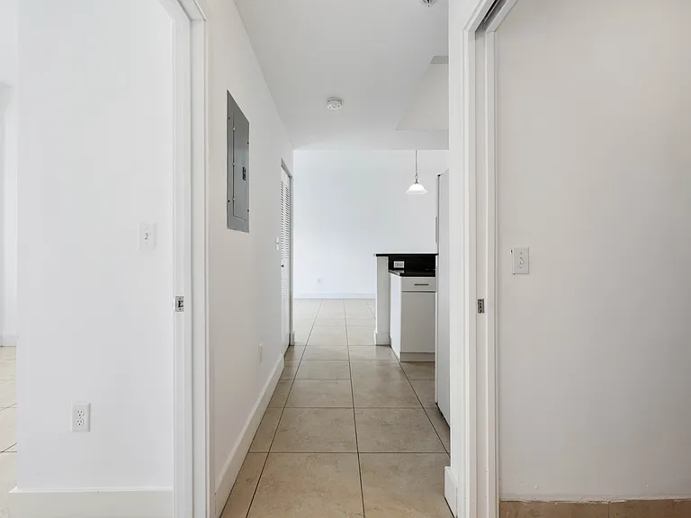 900 SW 7th St #505 — Photo 7