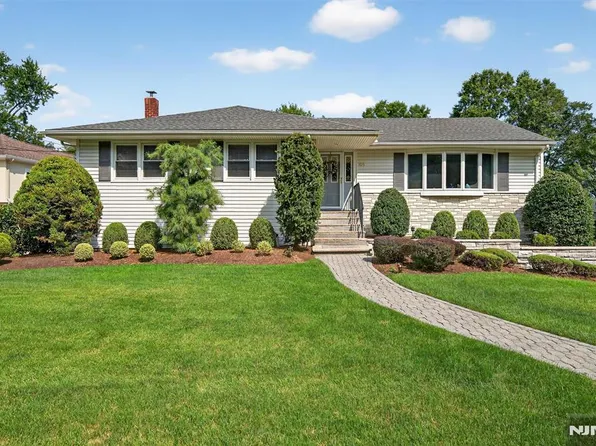 105 Longview Dr, Emerson, NJ 07630