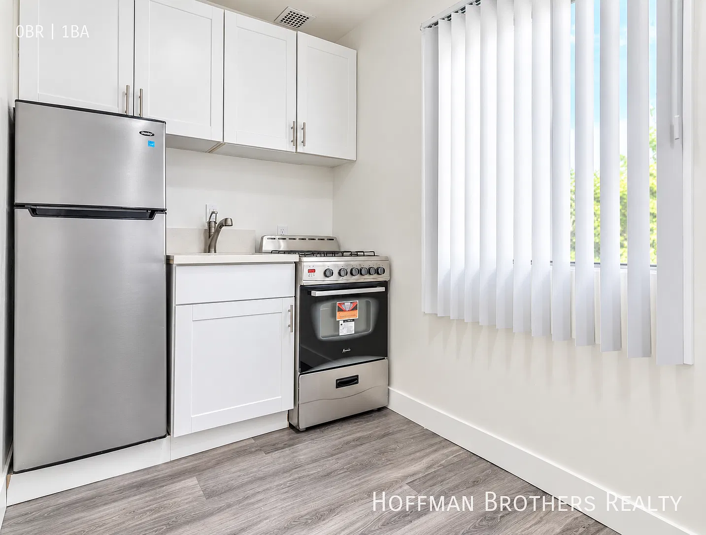 Second-Floor Santa Monica Studio with Laundry On-Site, Pets Welcome & Modern Finishes — Photo 2