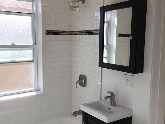3rd image of 2129 N Dayton St #29-305