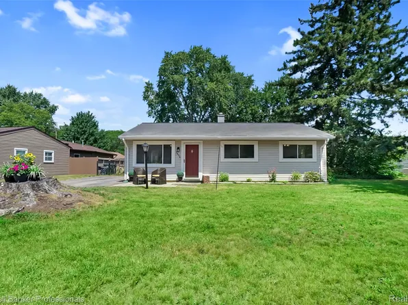2436 Toby Rd, Orion, MI 48359