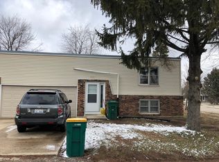 1819 Maness Ct, Sycamore, IL 60178