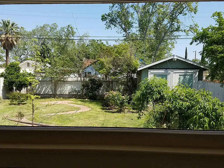 944 N Vagedes Ave — Photo 2