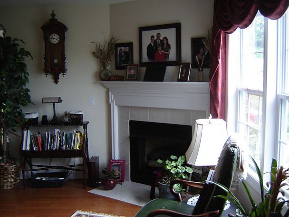 Main level fireplace w/gas l