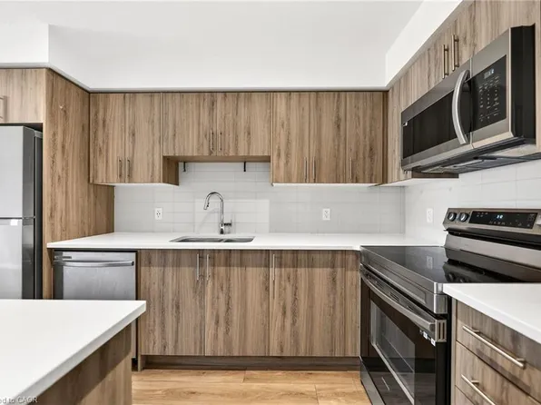 235 Chapel Hill Dr #5, Kitchener, ON N2R 0S4