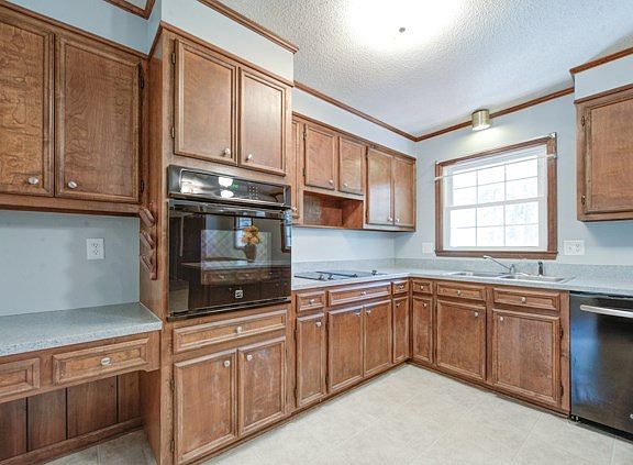 5th image of 4773 Silver Lake Dr