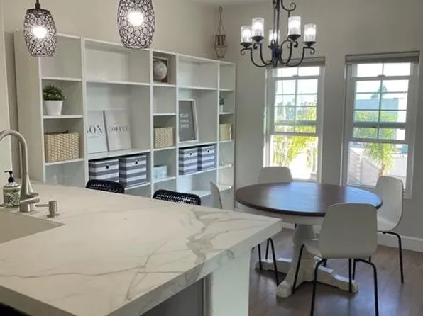 415 Townsquare Ln, Huntington Beach, CA