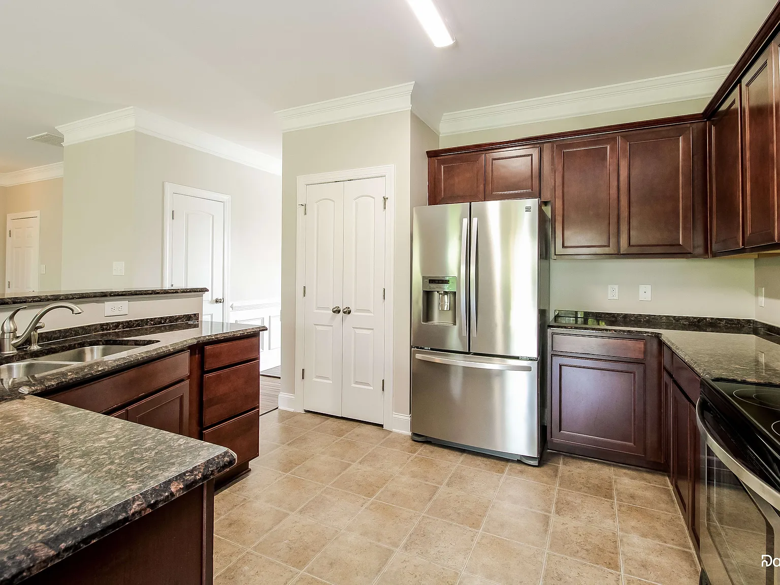 4 bed, 3.0 bath, 2696 sqft, $2,095 — Photo 2