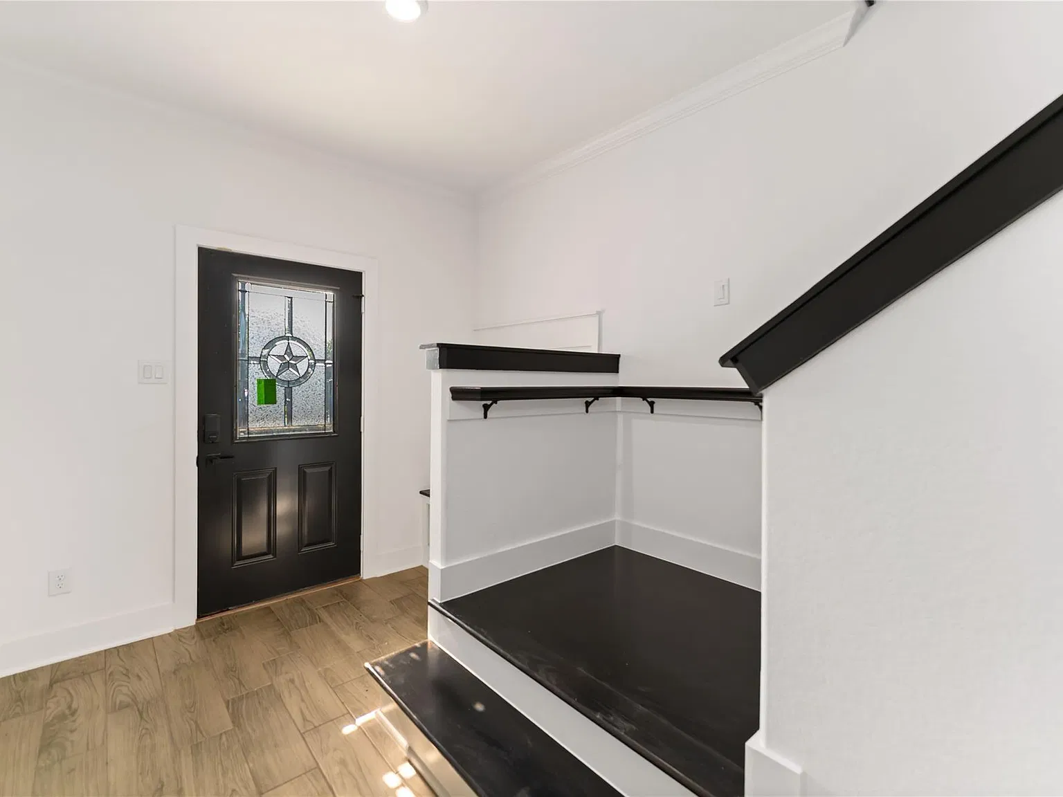 3 bed, 2.5 bath, 3738 sqft, $2,350 — Photo 2