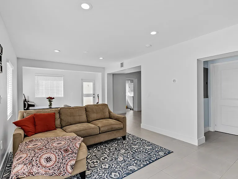 5911 SW 62nd Ter — Photo 10