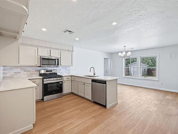 5th image of 103 Oak St