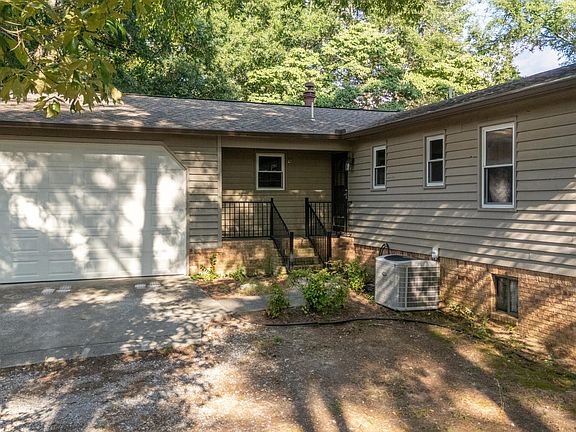 2nd image of 440 Bishop Pond Rd