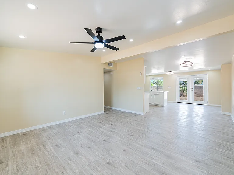 1117 E Illinois St — Photo 5