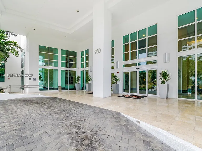 950 Brickell Bay Dr #2208 — Photo 20