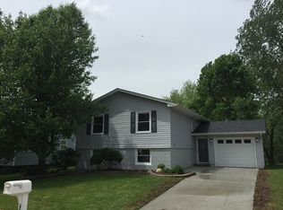 6010 Hillandale Rd, Davenport, IA 52806