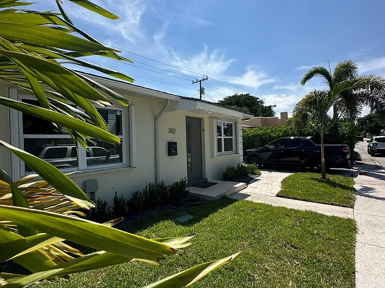 300 Central Dr — Photo 14