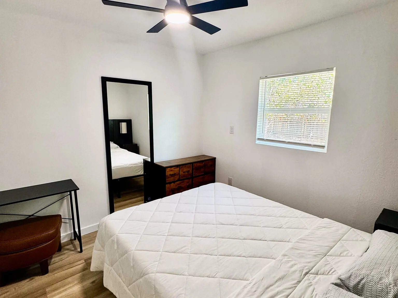 4 bed, 2.0 bath, 1859 sqft, $815 — Photo 1