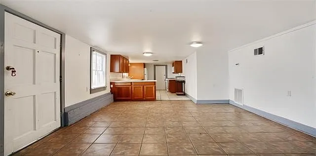 3 bed, 1.0 bath, 1270 sqft, $3,000 — Photo 2