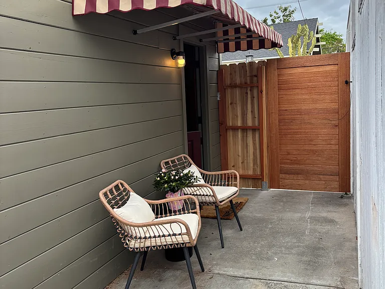 528 E Palmyra Ave — Photo 2