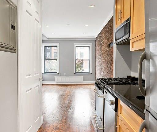 4th image of 202 E 13th St APT 3G