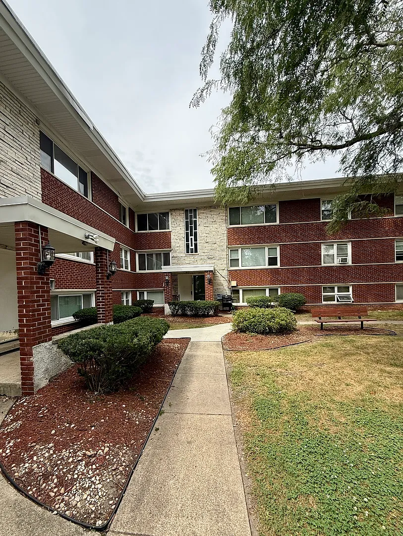 2 bed, 1050 sqft, $1,600 — Photo 2