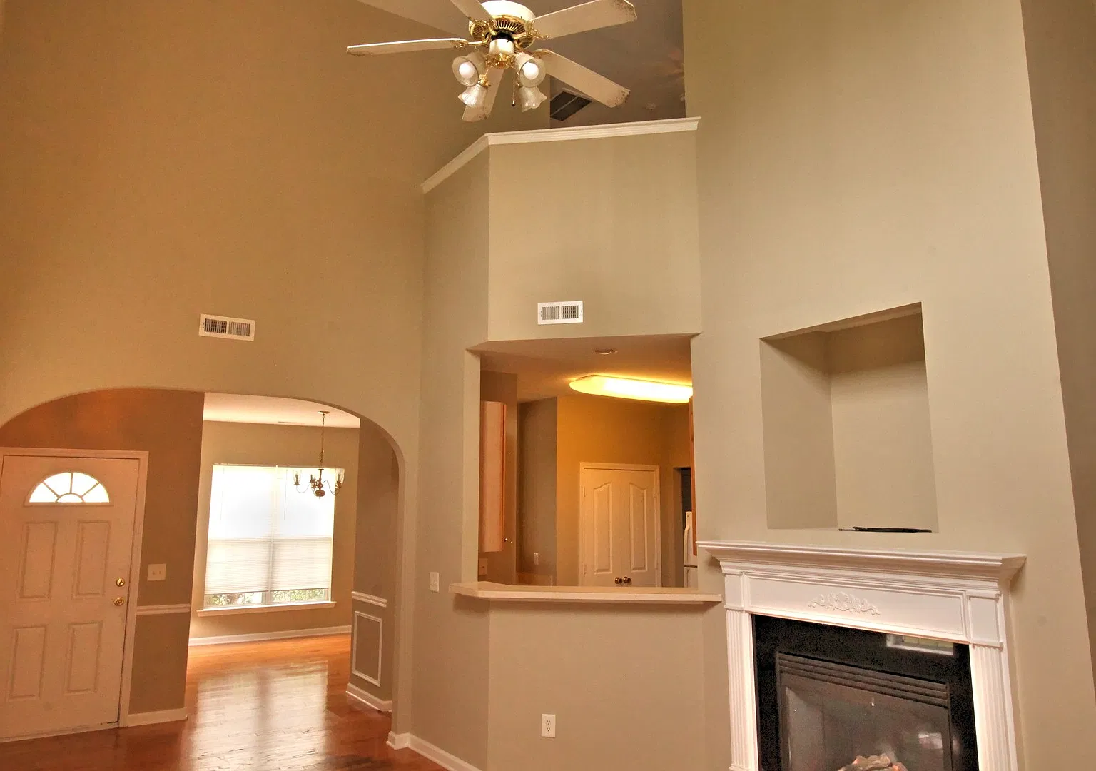 Spacious 3 bed, 2.5 bath home in a quiet neighborhood!! — Photo 3