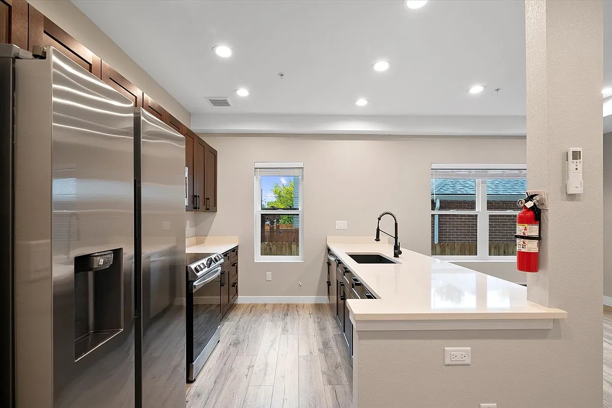 2 bed, 2.5 bath, 1175 sqft, $2,200 — Photo 4
