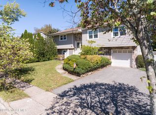17 Cavan Ln, Hazlet, NJ