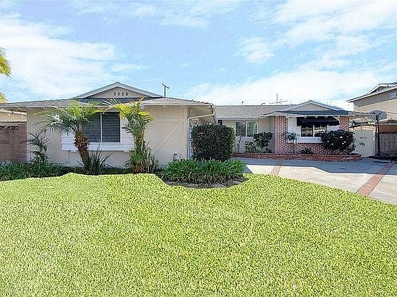 1st image of 11724 W Park Ln