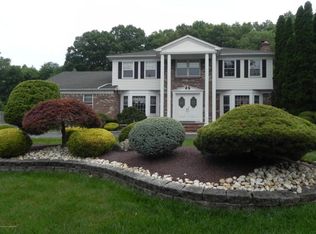 10 Shilling Rd, Manalapan, NJ 07726