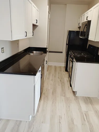1711 Pleasant St Photo 1