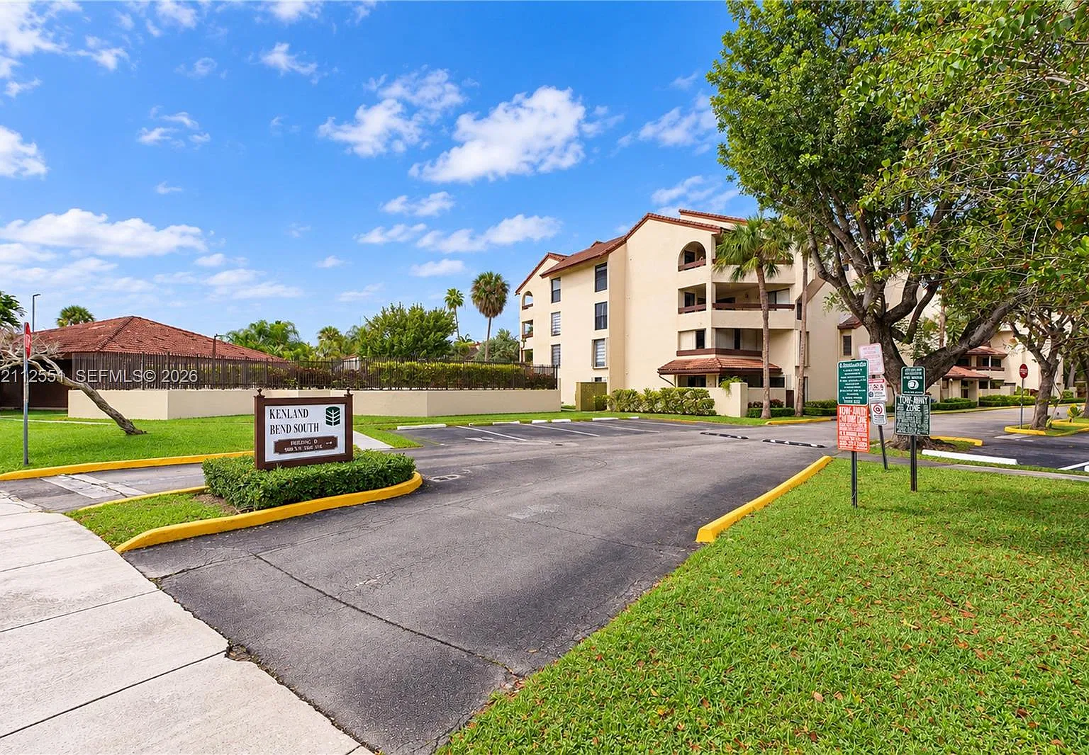 Kenland Bend South Condo — Photo 1